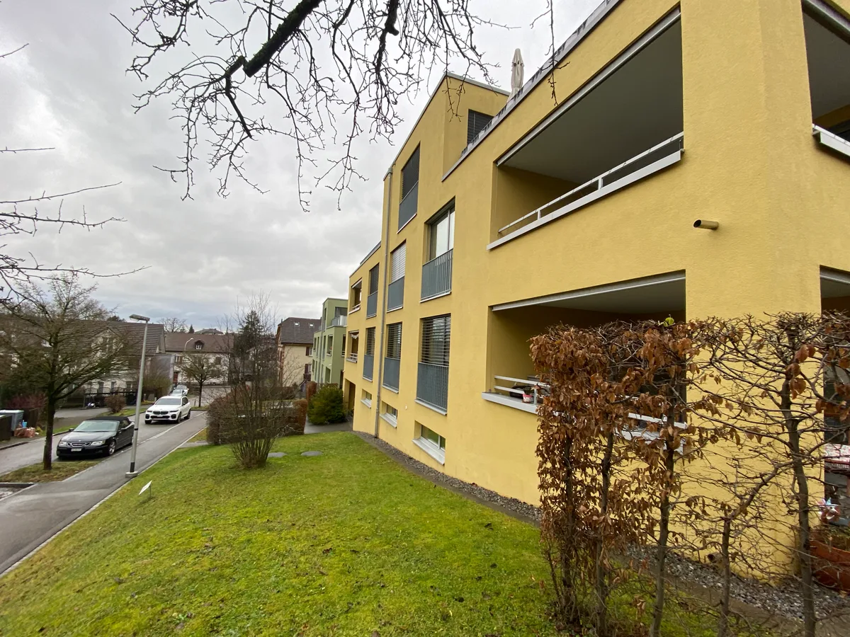 Ein modernes, viergeschossiges Mehrfamilienhaus.
